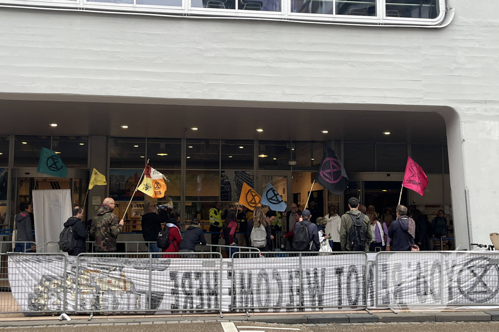 Extinction Rebellion demonstreerd bij cruise terminal