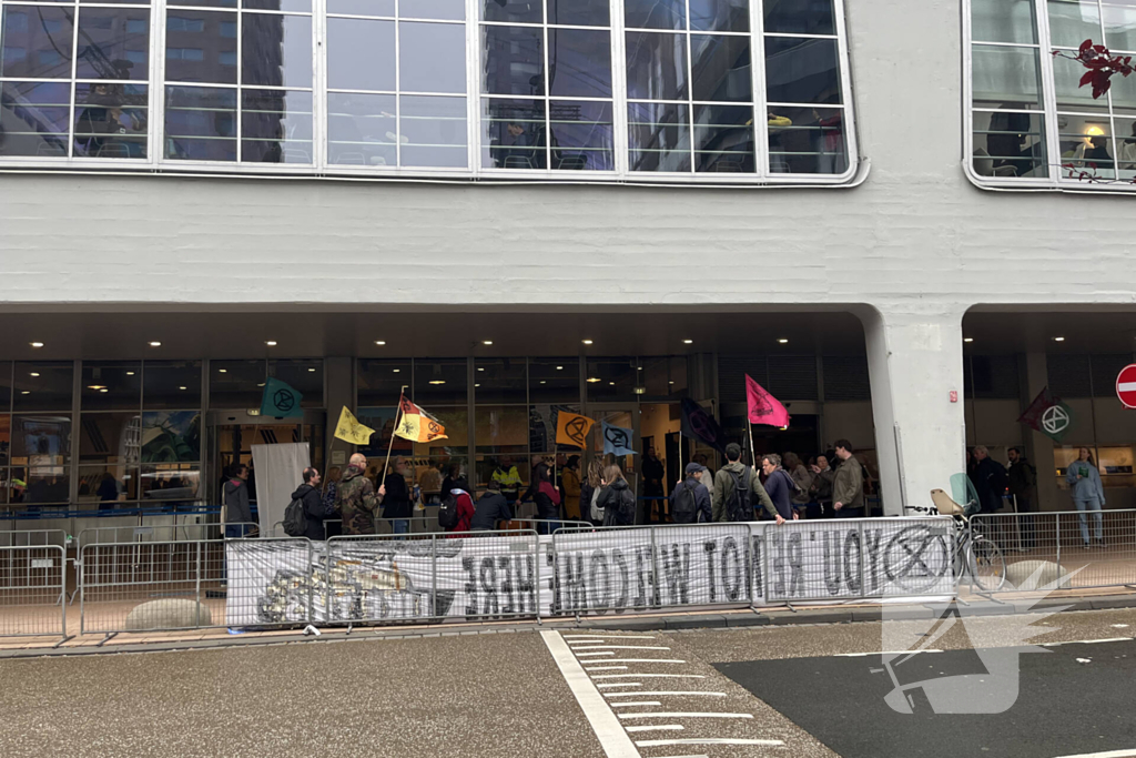 Extinction Rebellion demonstreerd bij cruise terminal