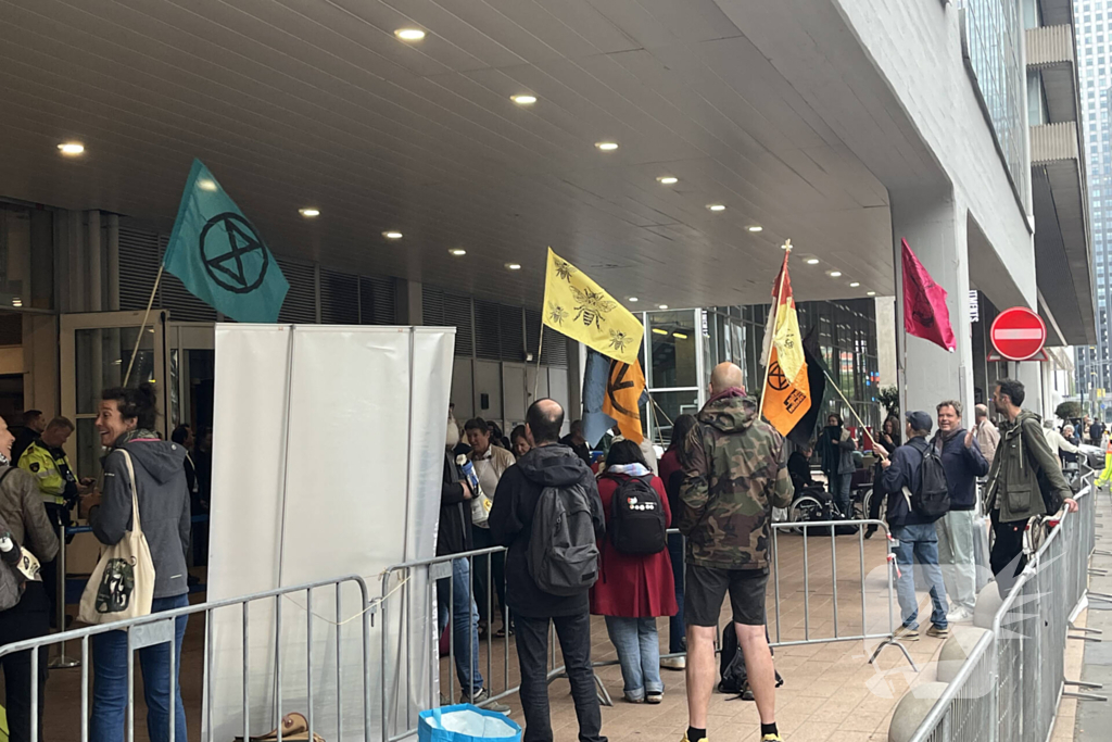 Extinction Rebellion demonstreerd bij cruise terminal