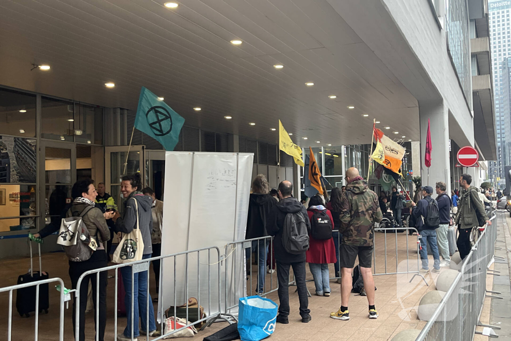 Extinction Rebellion demonstreerd bij cruise terminal