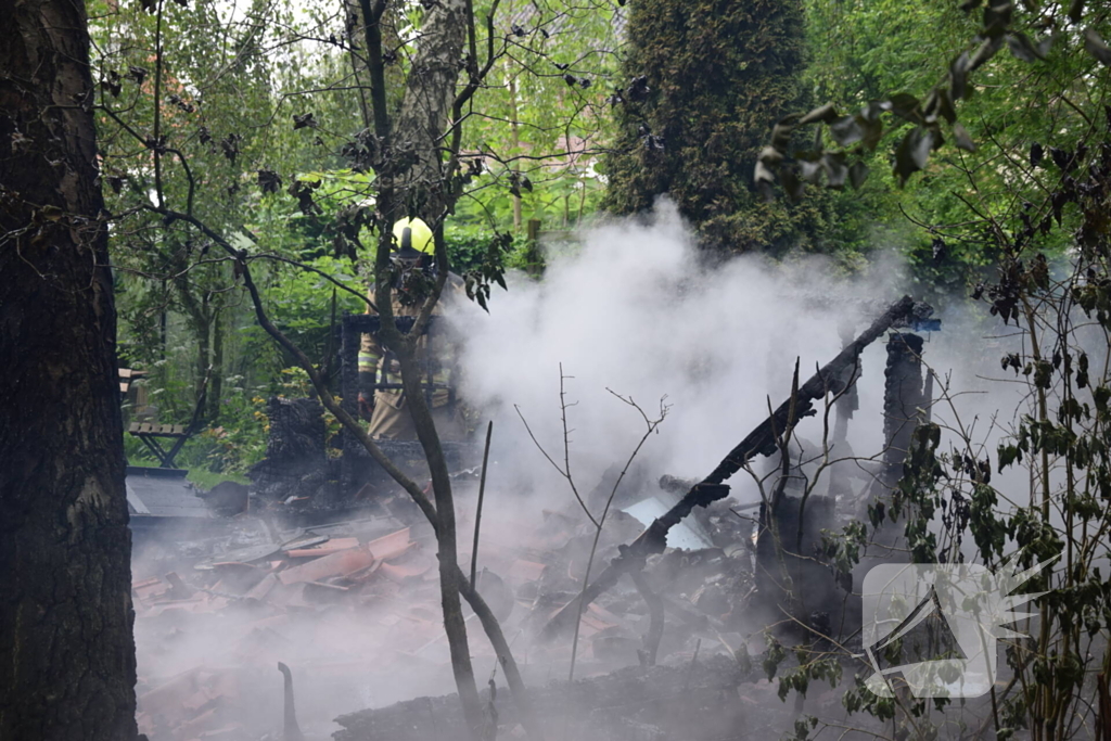 Felle brand verwoest schuur bij woning