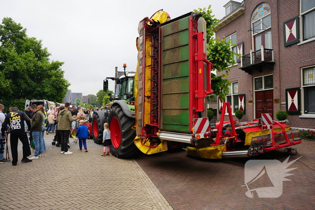 Koeien knuffelen tijdens Bunschoter Boeren- en Beestenboel