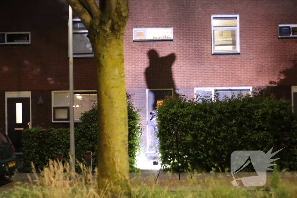 Voorgevel en voordeur beschadigd na explosie