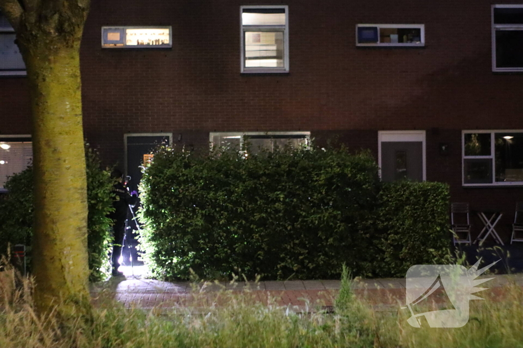 Voorgevel en voordeur beschadigd na explosie