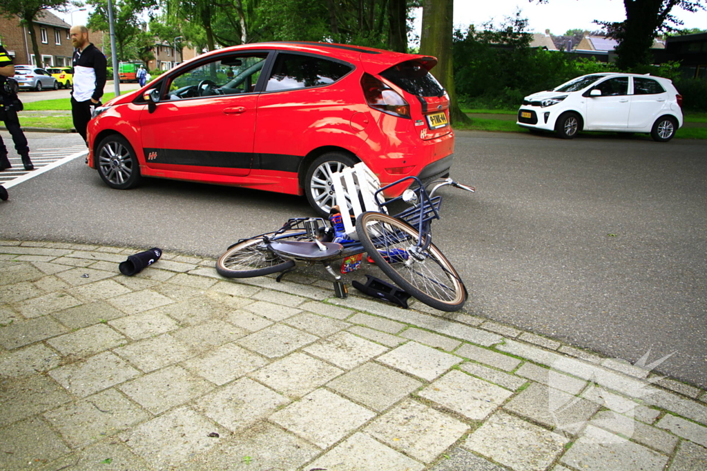 Fietser hard ten val na aanrijding met auto