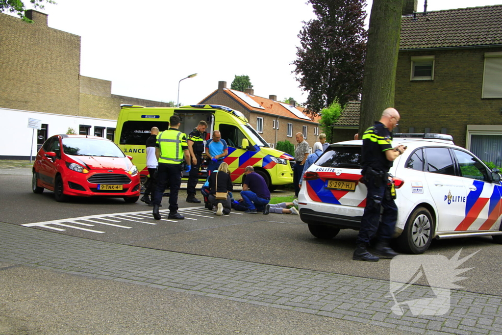 Fietser hard ten val na aanrijding met auto