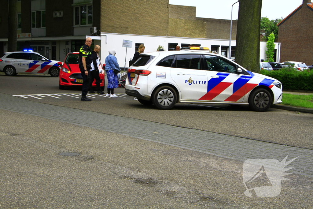 Fietser hard ten val na aanrijding met auto