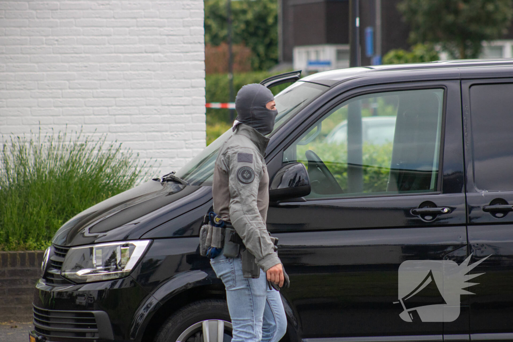 Arrestatieteam valt woning binnen