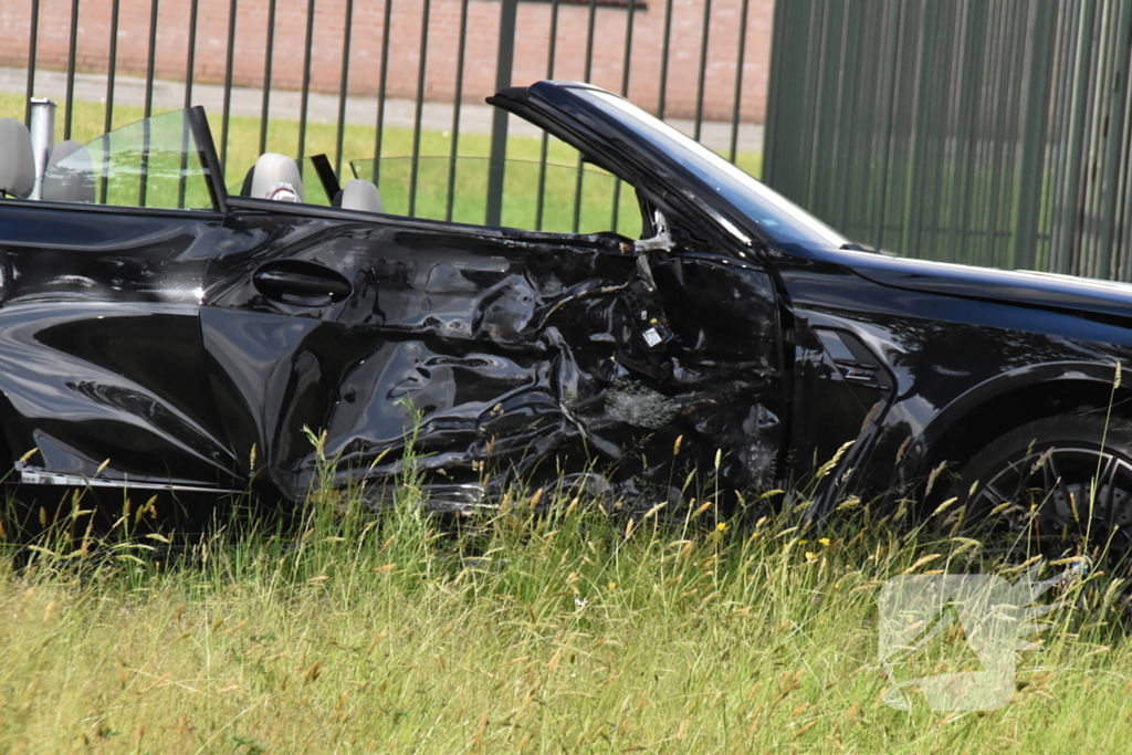 Dure sportauto rijdt tegen boom, veel schade