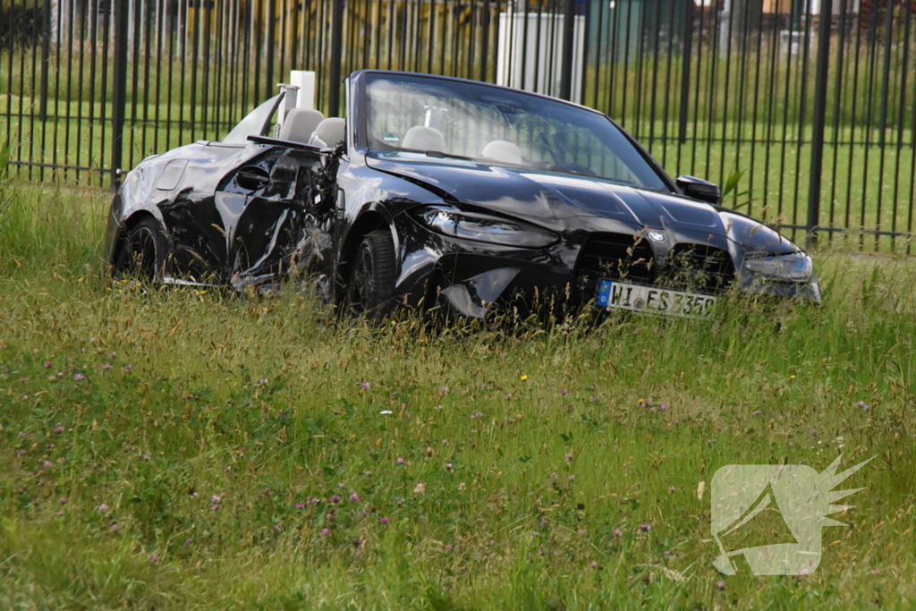 Dure sportauto rijdt tegen boom, veel schade