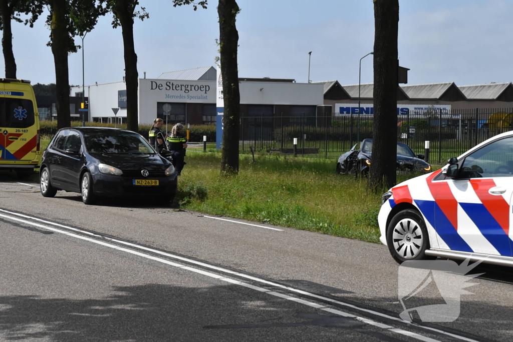 Dure sportauto rijdt tegen boom, veel schade