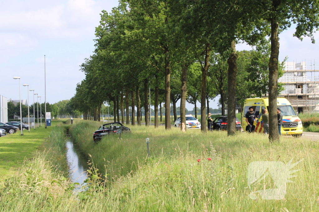 Dure sportauto rijdt tegen boom, veel schade