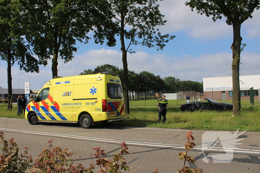 Dure sportauto rijdt tegen boom, veel schade