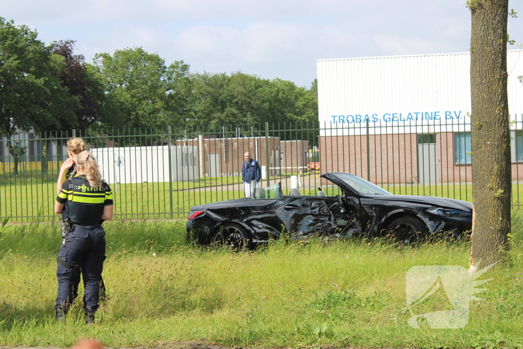 Dure sportauto rijdt tegen boom, veel schade