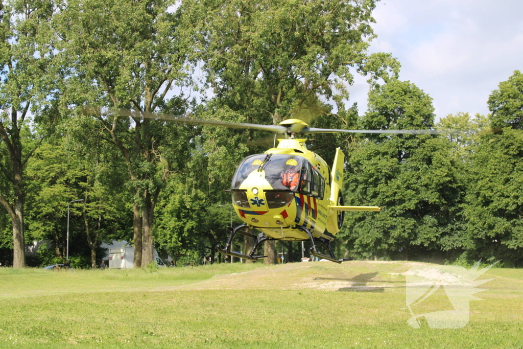 Traumahelikopter landt voor noodsituatie in woning