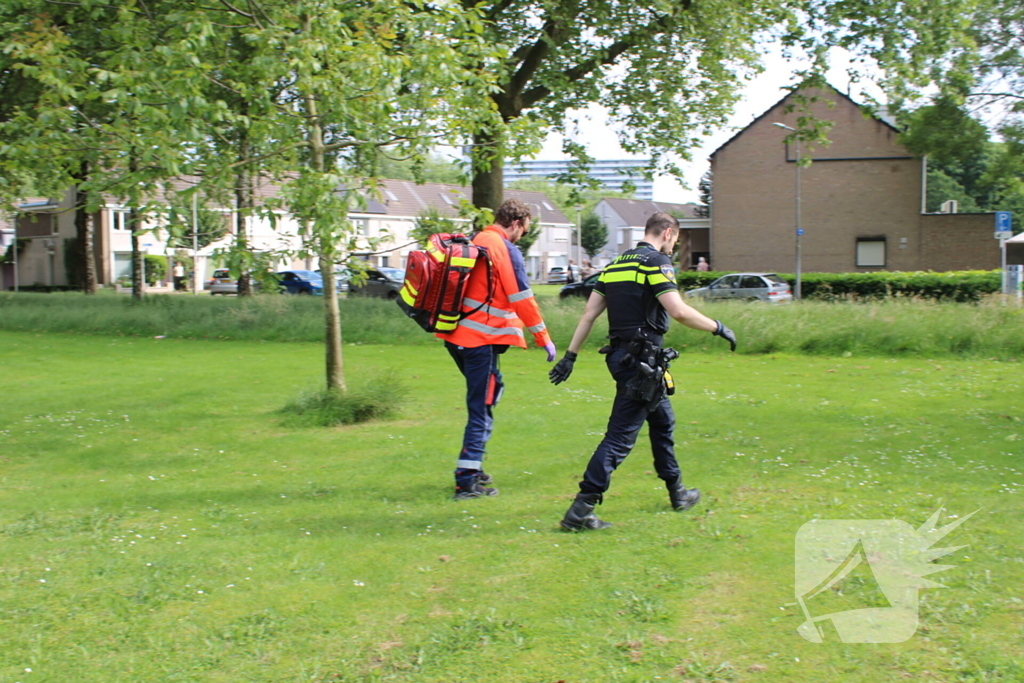 Traumahelikopter landt voor noodsituatie in woning