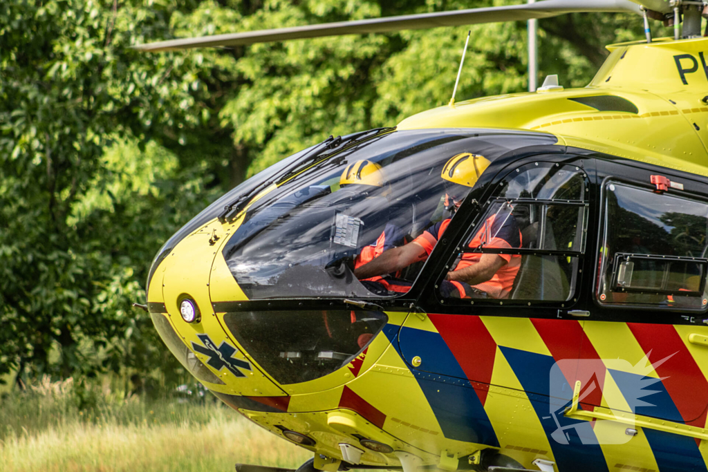 Traumahelikopter landt voor noodsituatie in woning