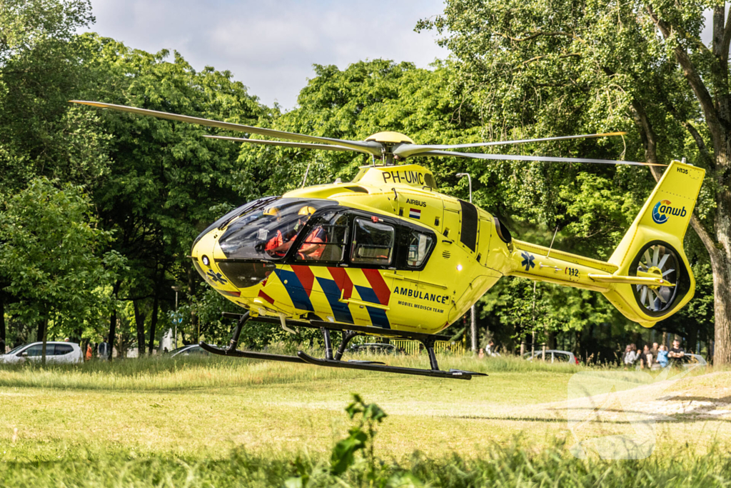 Traumahelikopter landt voor noodsituatie in woning