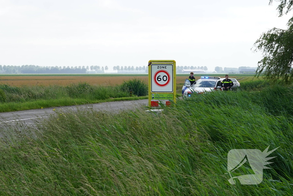 Vrouw verdwijnt met auto in de sloot