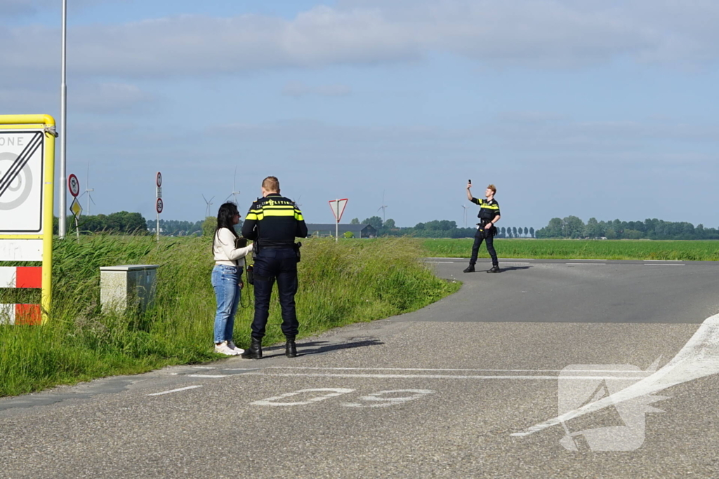 Vrouw verdwijnt met auto in de sloot