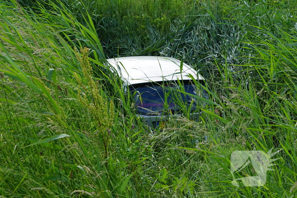 Vrouw verdwijnt met auto in de sloot