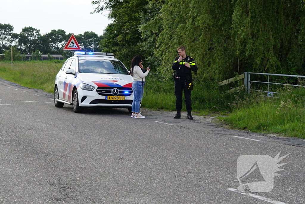 Vrouw verdwijnt met auto in de sloot