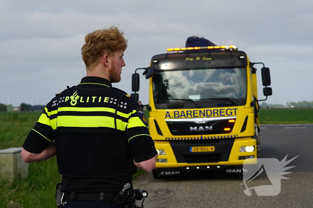 Vrouw verdwijnt met auto in de sloot