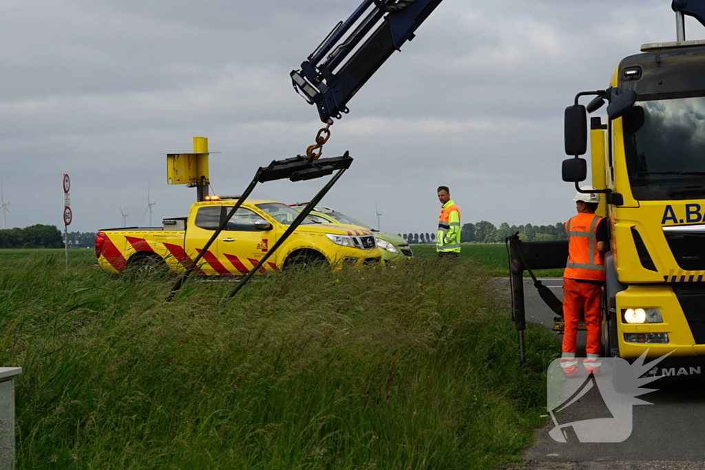 Vrouw verdwijnt met auto in de sloot