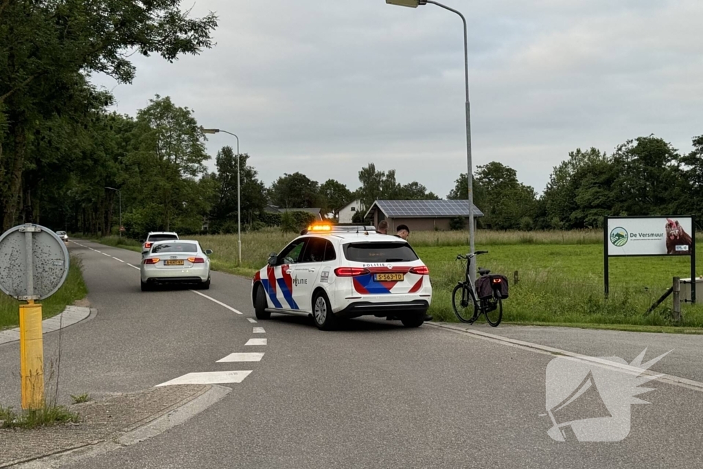 Automobilist mist bocht en raakt van de weg