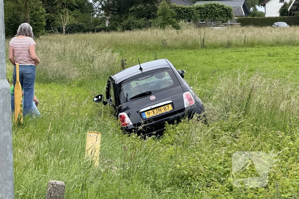 Automobilist mist bocht en raakt van de weg