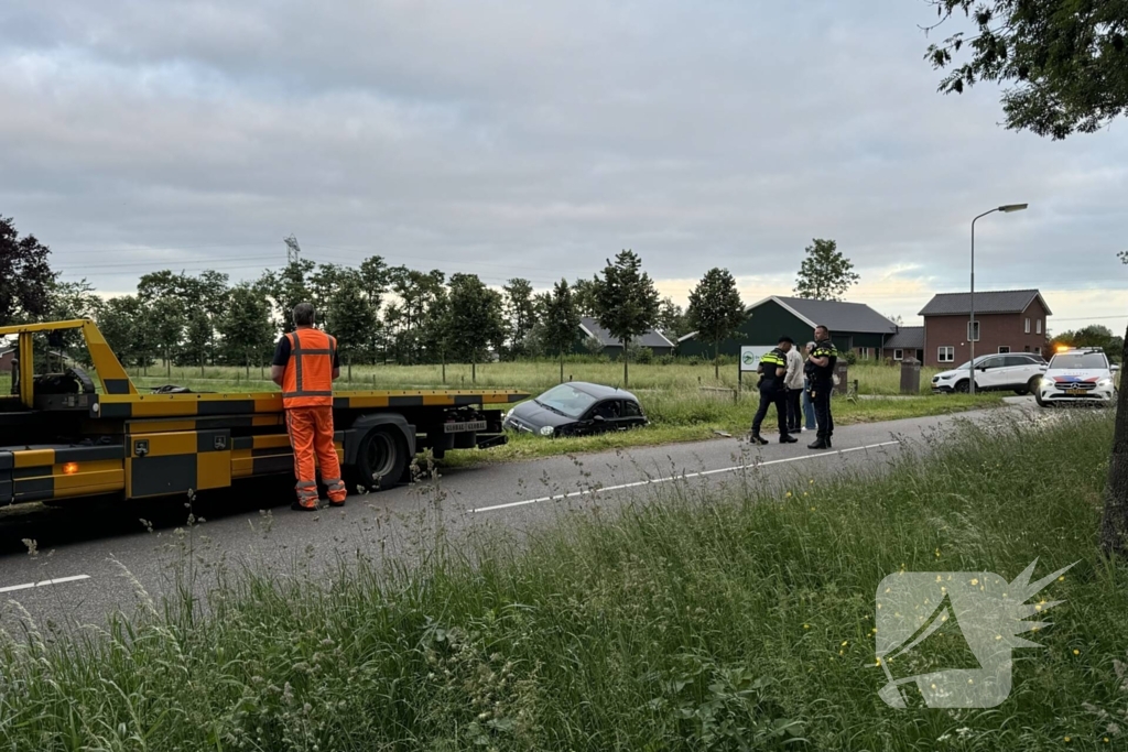 Automobilist mist bocht en raakt van de weg