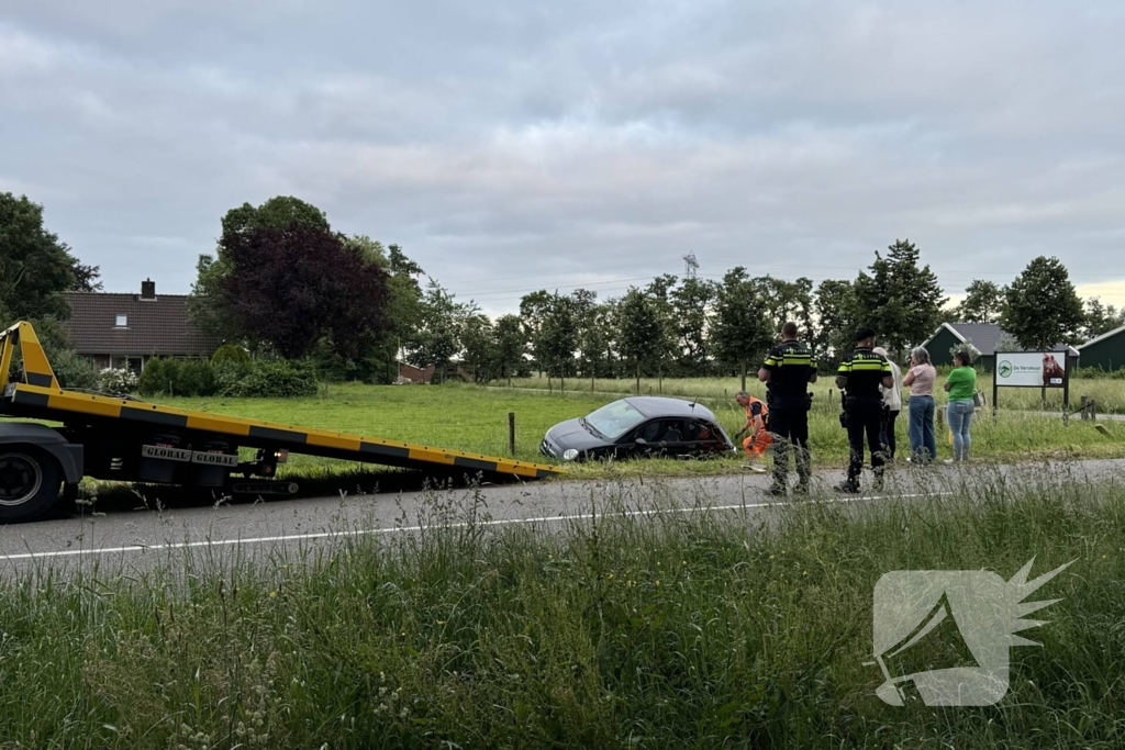 Automobilist mist bocht en raakt van de weg