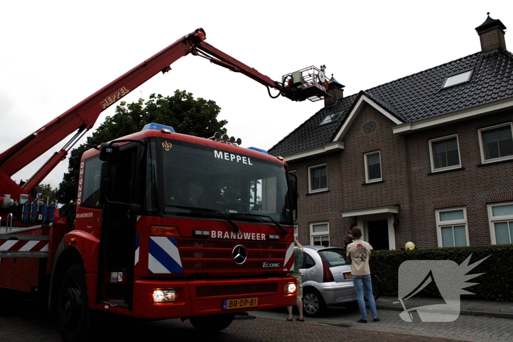 Brandweer veegt schoorsteen na brand