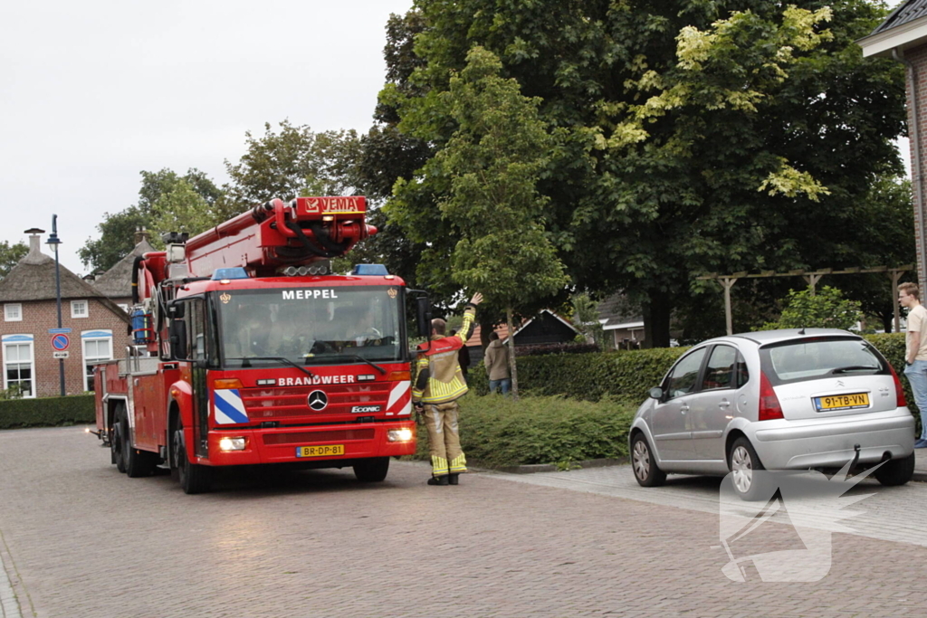 Brandweer veegt schoorsteen na brand