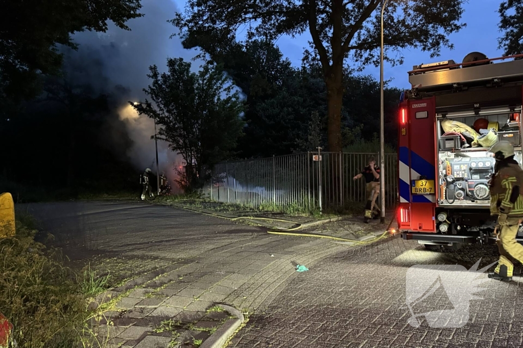 Zwarte rookwolken van afvalbrand trekken over snelweg