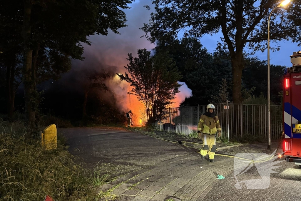 Zwarte rookwolken van afvalbrand trekken over snelweg