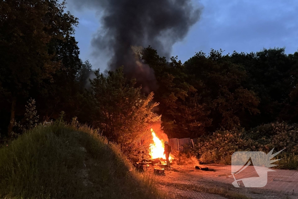 Zwarte rookwolken van afvalbrand trekken over snelweg