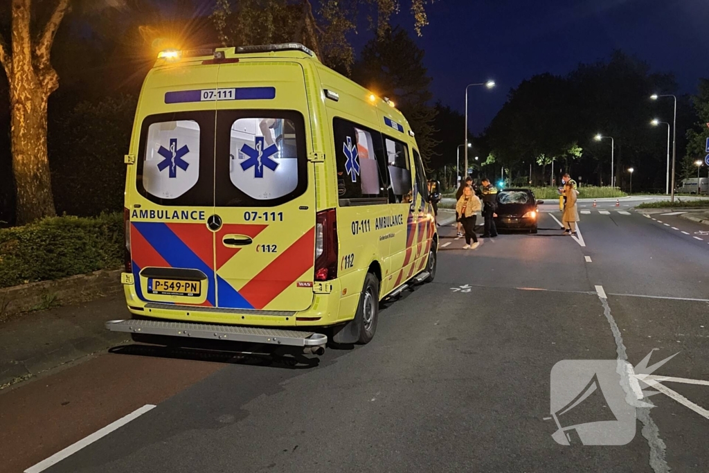 Fietser klapt op voorruit van personenauto