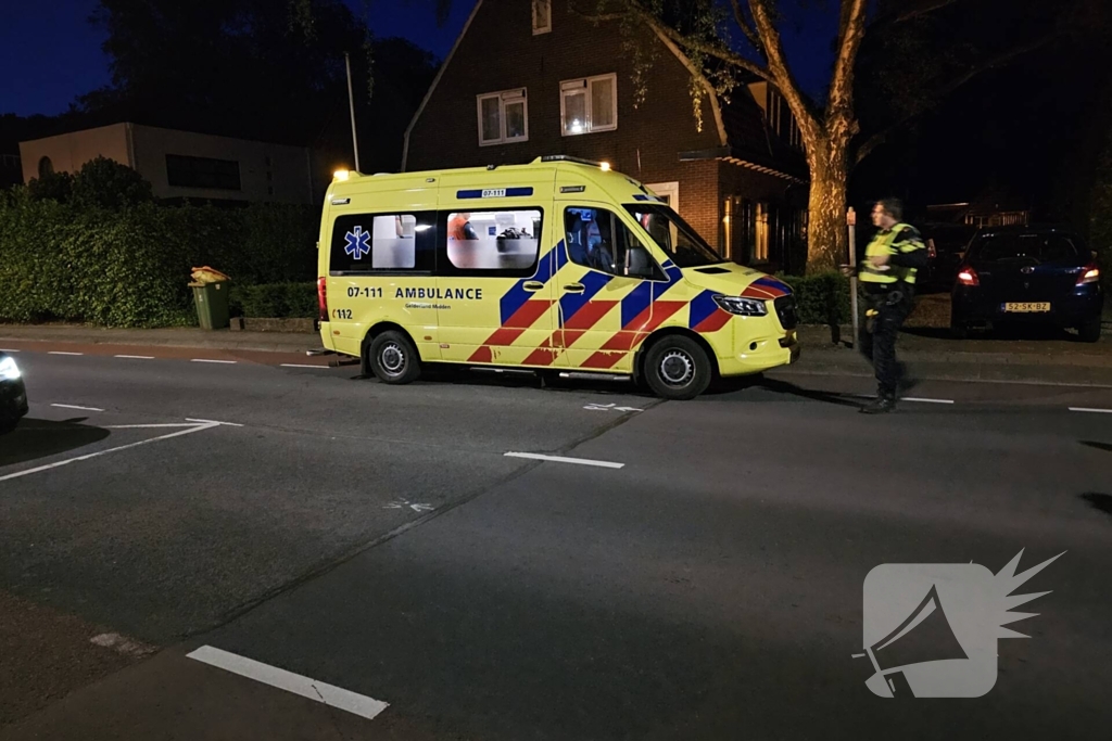 Fietser klapt op voorruit van personenauto