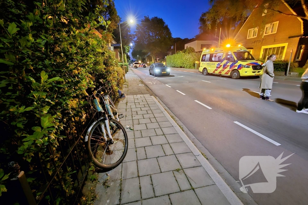 Fietser klapt op voorruit van personenauto