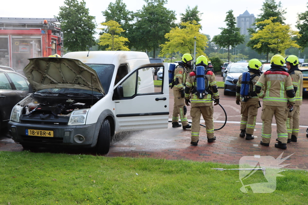 Geparkeerde bestelbus uitgebrand