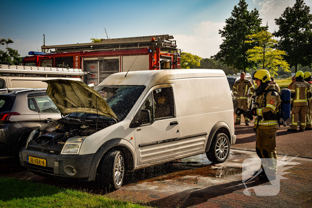 Geparkeerde bestelbus uitgebrand