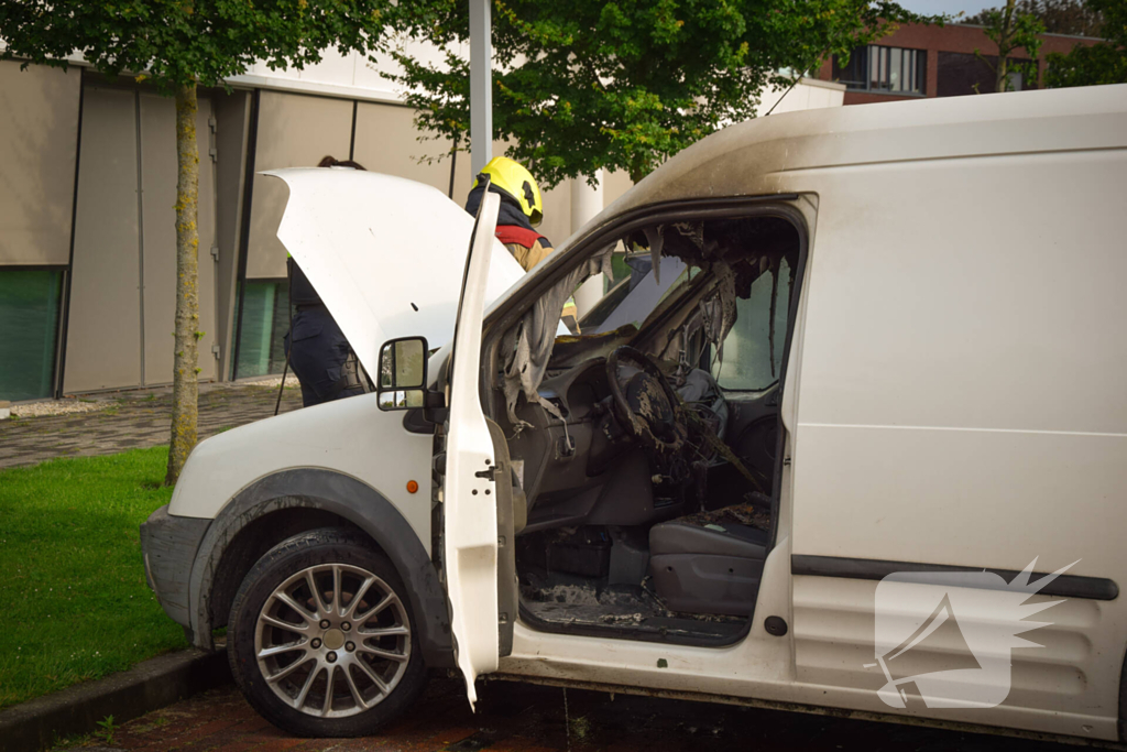 Geparkeerde bestelbus uitgebrand