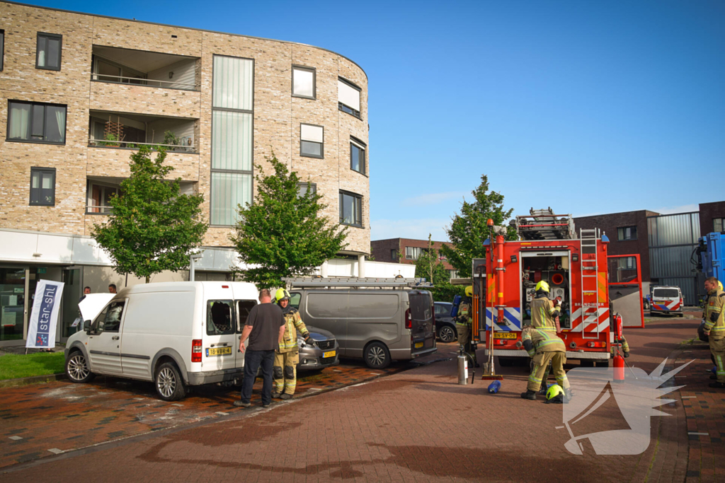 Geparkeerde bestelbus uitgebrand