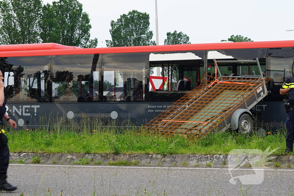 Aanhangwagen boort zich in lijnbus