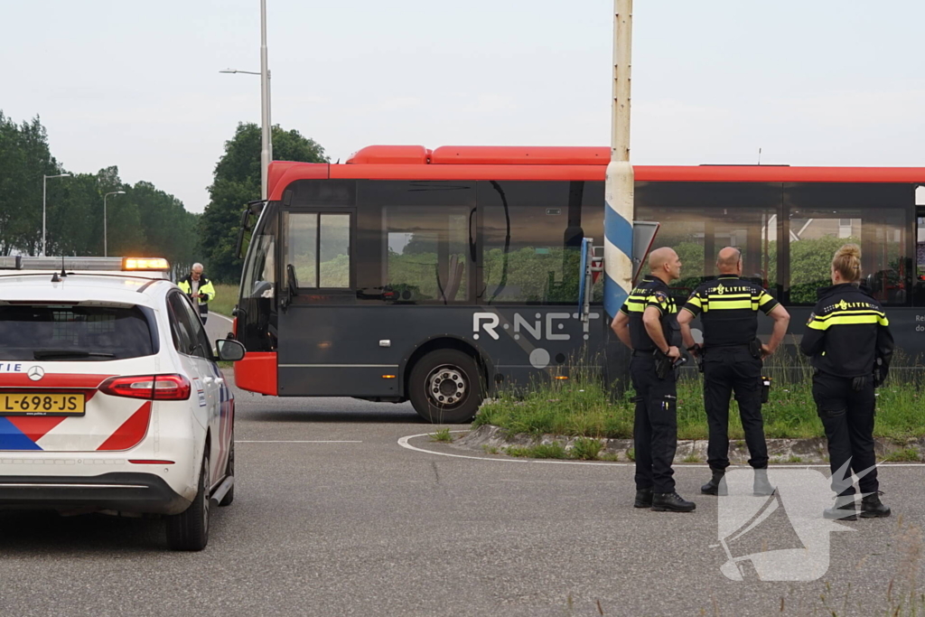 Aanhangwagen boort zich in lijnbus