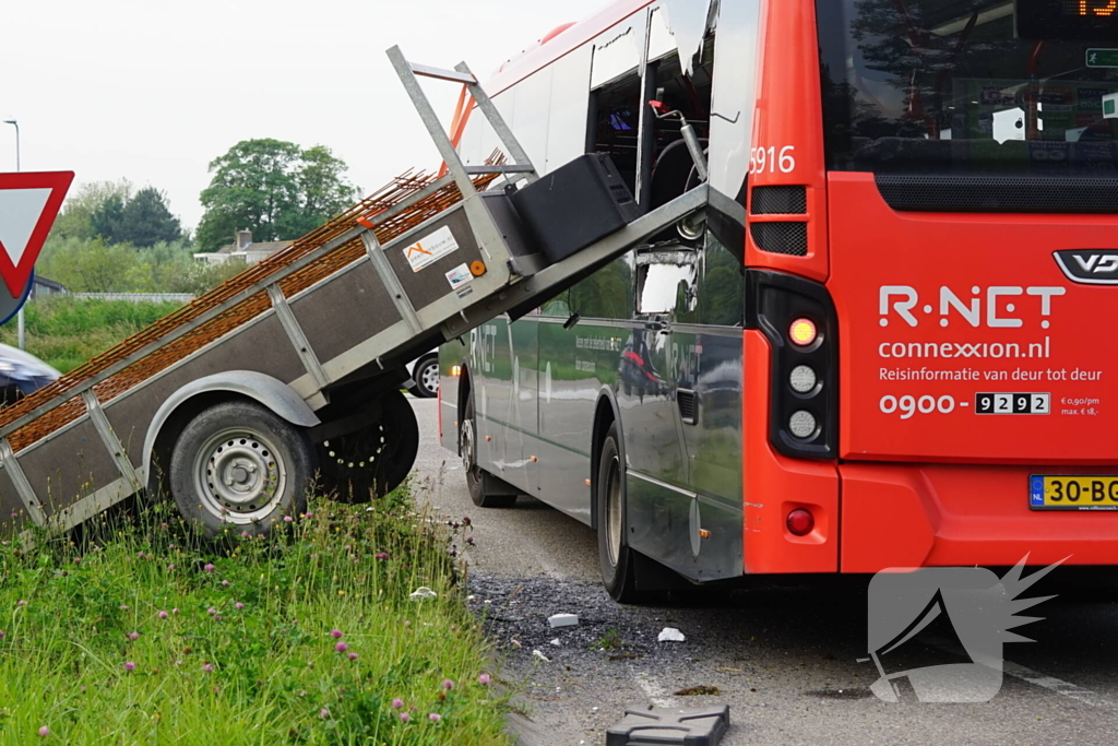 Aanhangwagen boort zich in lijnbus