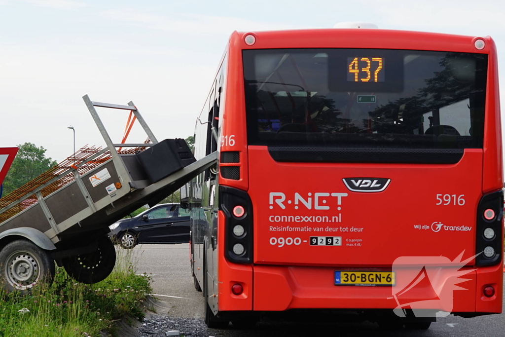 Aanhangwagen boort zich in lijnbus