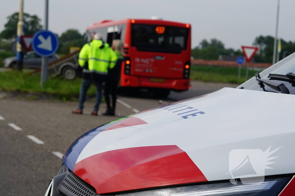 Aanhangwagen boort zich in lijnbus