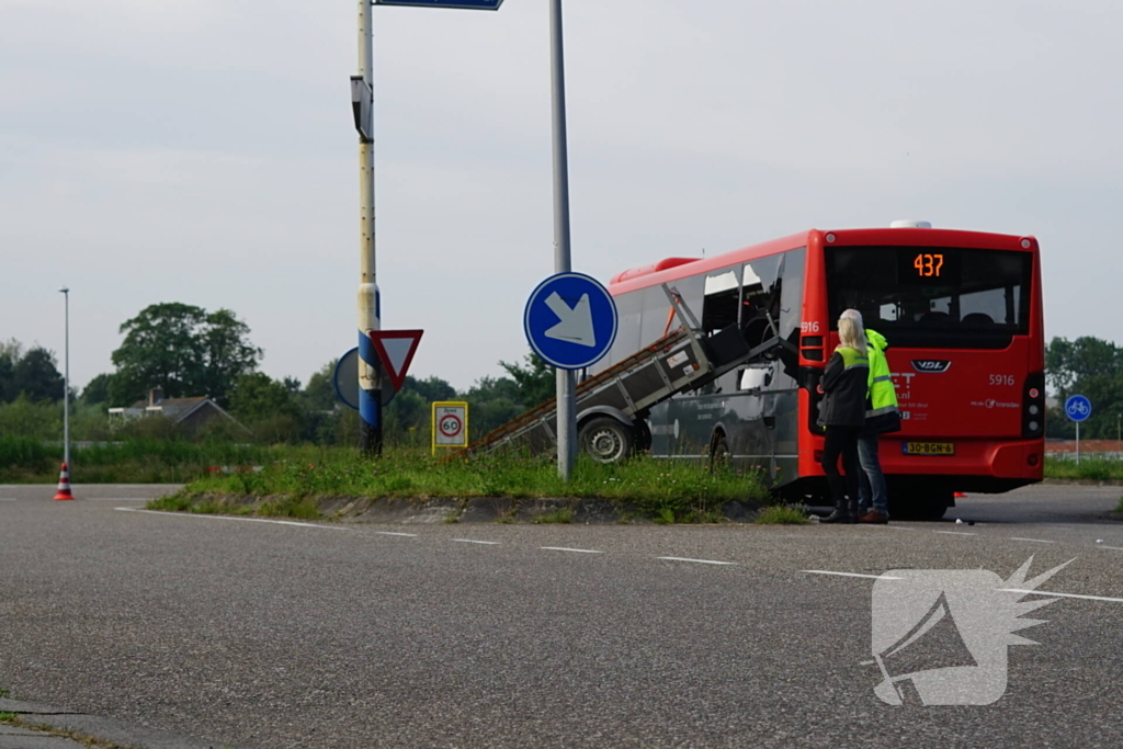 Aanhangwagen boort zich in lijnbus